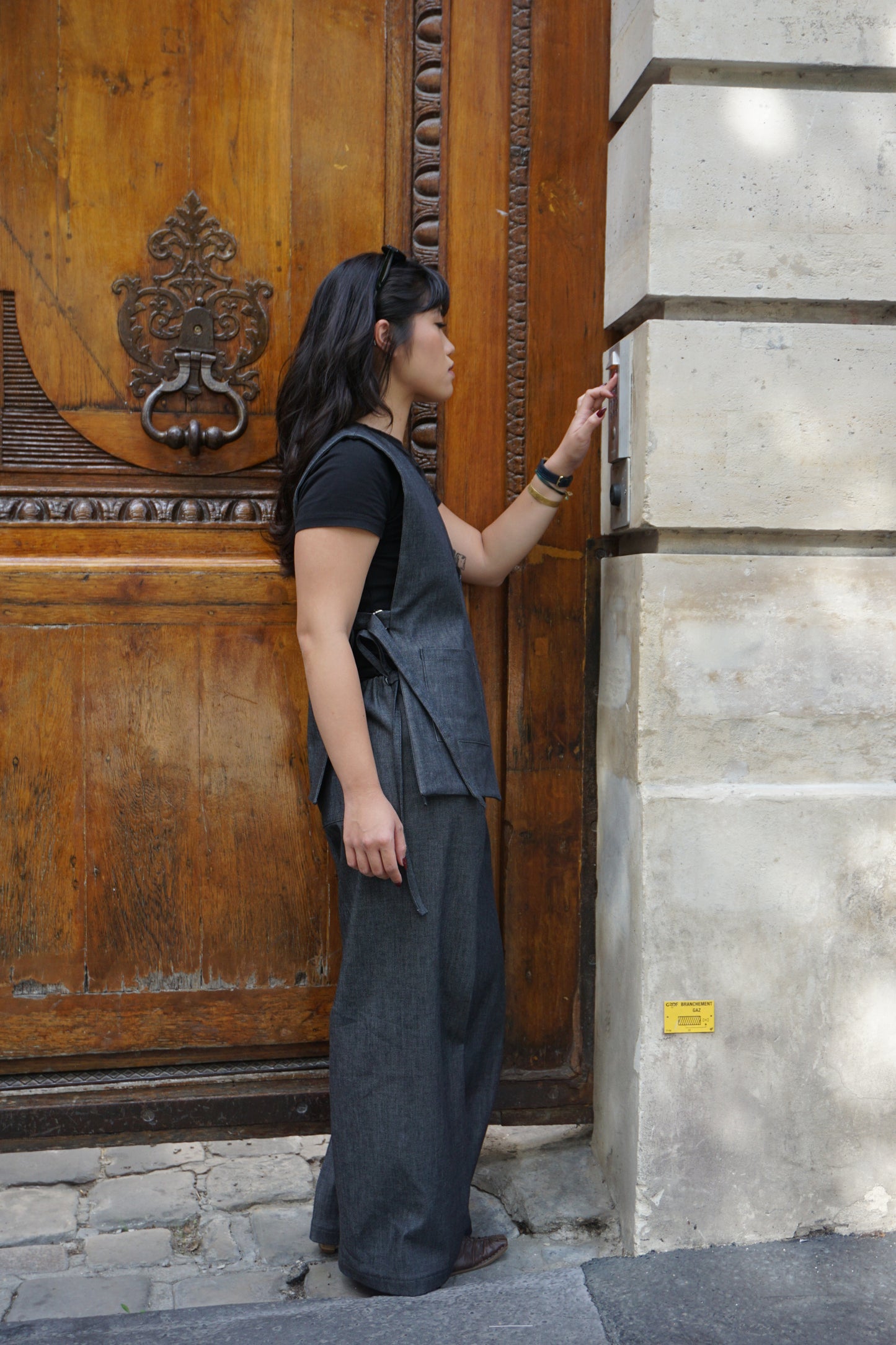 Le pantalon Ertha en denim gris foncé