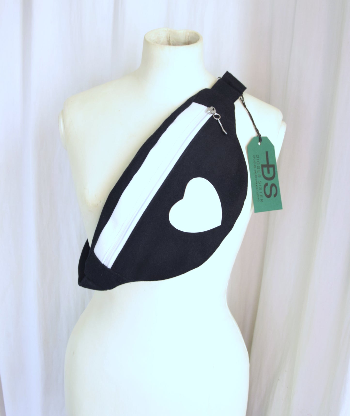 The Digger Bag in black and white