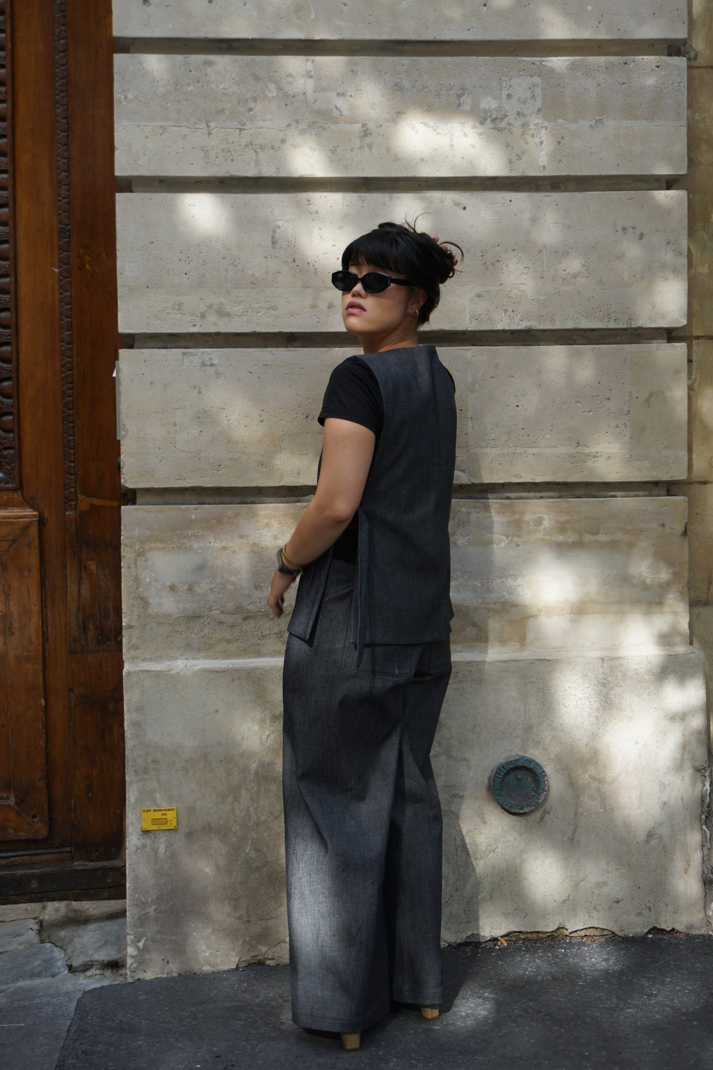 Le pantalon Ertha en denim gris foncé