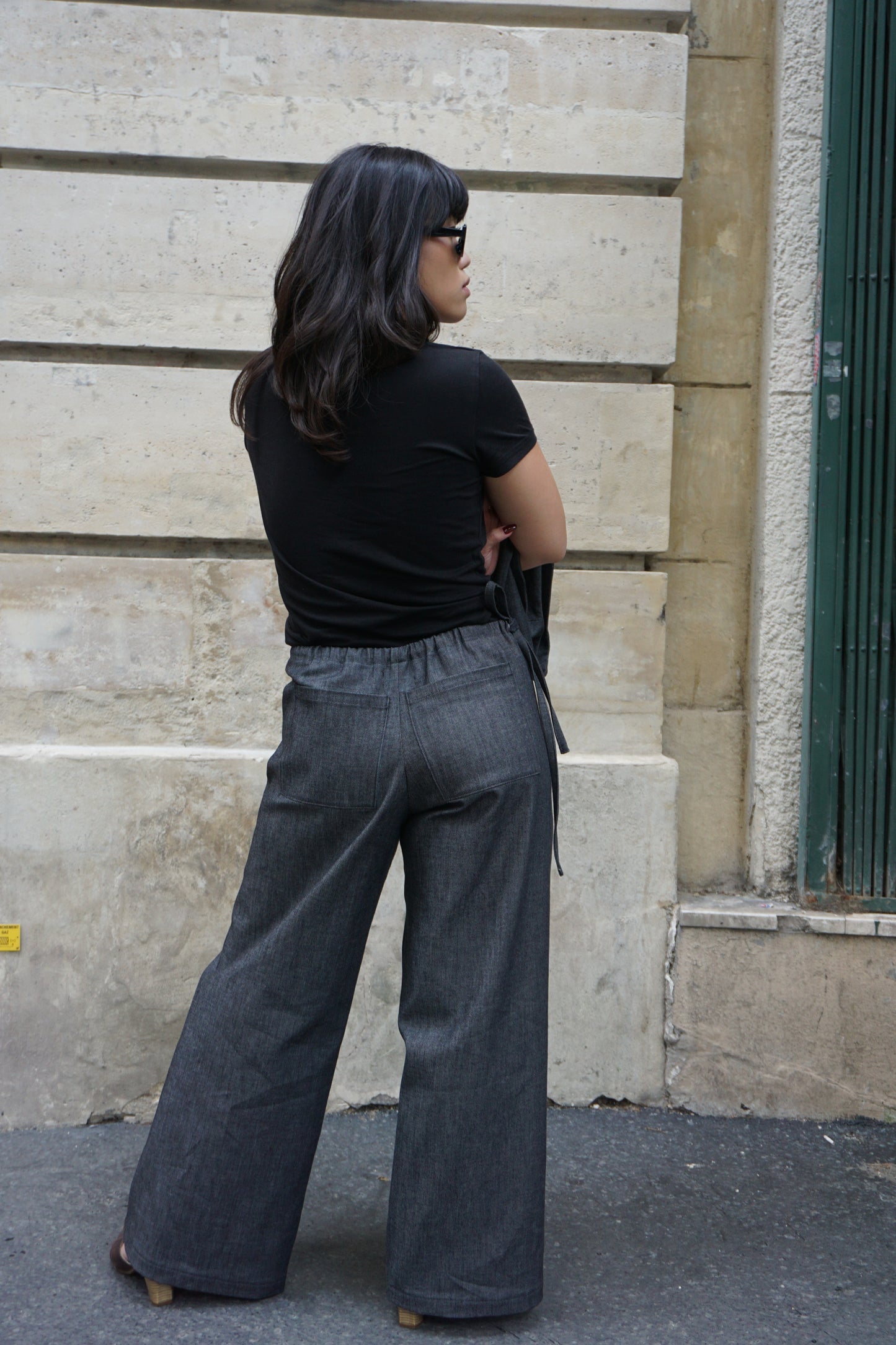 Le pantalon Ertha en denim gris foncé
