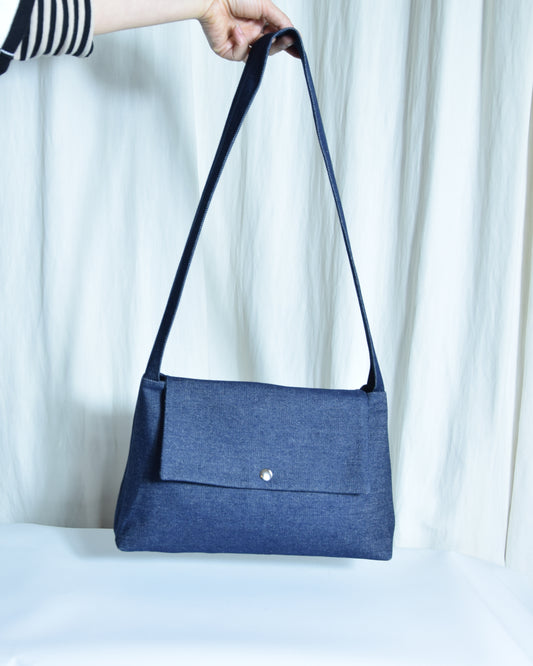 Le sac Oumé en denim bleu brut