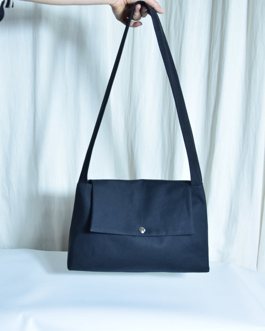 Le sac Oumé en denim noir